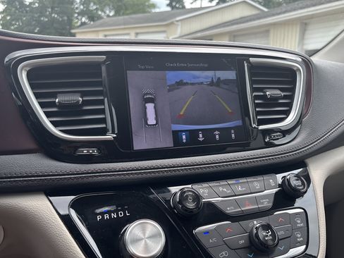 Used 2019 Chrysler Pacifica Limited w/ Advanced Safetytec Group FWD image 23