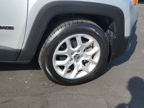 Used 2018 Jeep Renegade Latitude FWD image 6
