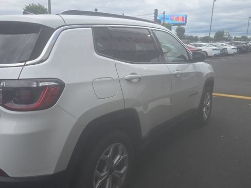 Used 2025 Jeep Compass Latitude w/ Sun & Sound Group AWD/4WD image 4