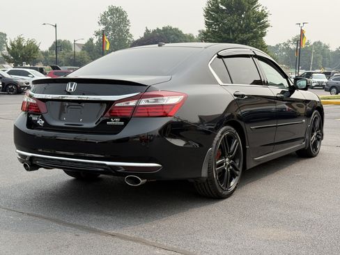 Used 2017 Honda Accord Touring image 8