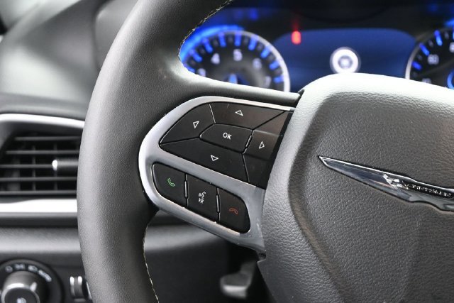 Used 2025 Chrysler Pacifica Select FWD image 28