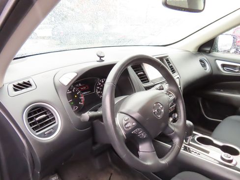 Used 2019 Nissan Pathfinder SV image 14