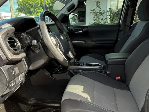 Used 2020 Toyota Tacoma TRD Sport image 12