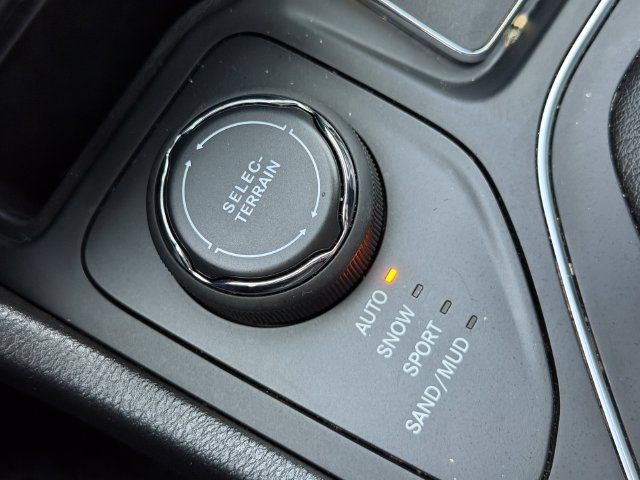 Used 2020 Jeep Cherokee Latitude Plus w/ Cold Weather Group AWD/4WD image 36