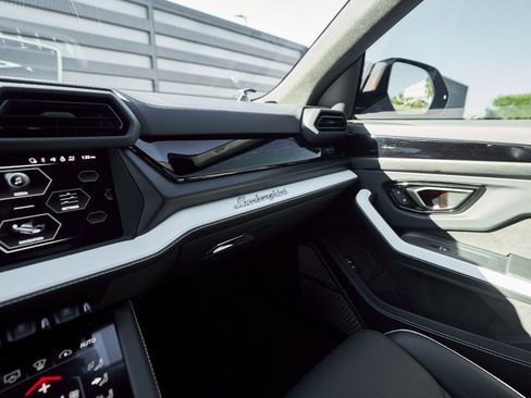 Used 2025 Lamborghini Urus SE image 81