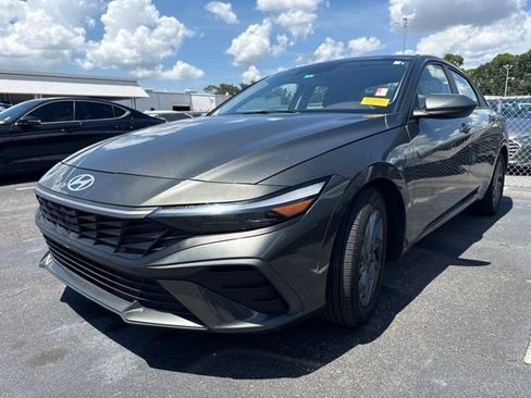 Used 2024 Hyundai Elantra SEL FWD image 4
