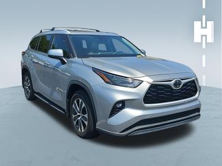 Used 2023 Toyota Highlander XLE FWD video 1