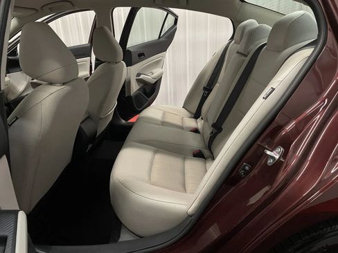 Used 2025 Nissan Altima 2.5 SV FWD image 35