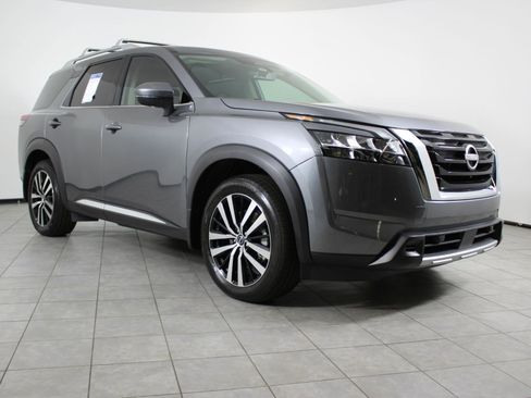 Used 2024 Nissan Pathfinder Platinum image 7