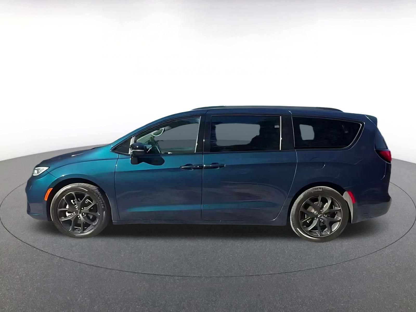 Used 2025 Chrysler Pacifica Limited FWD image 9