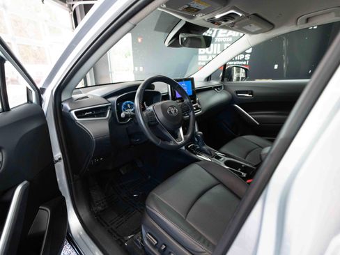 Used 2024 Toyota Corolla Cross XLE FWD image 8