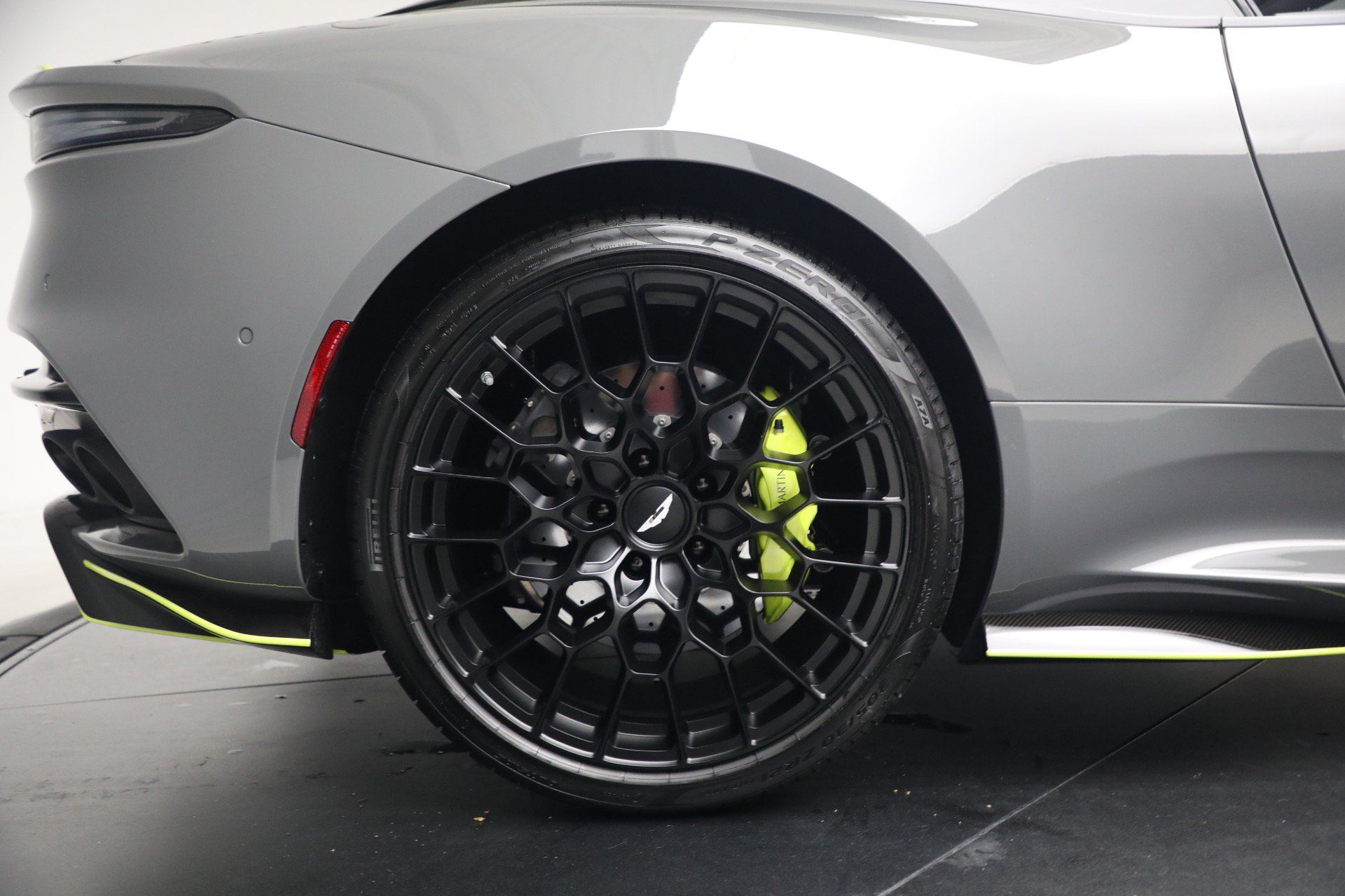 Used 2023 Aston Martin DBS Coupe RWD image 31