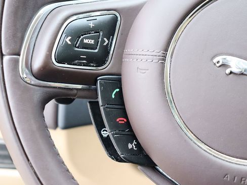 Used 2014 Jaguar XJ image 14