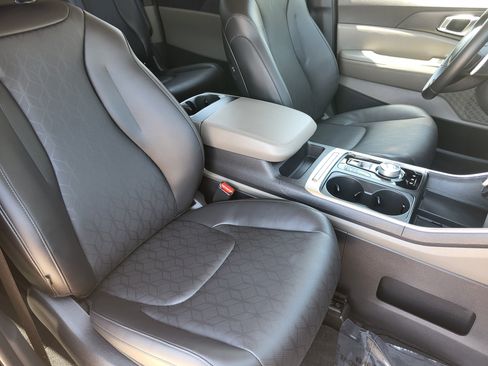 Used 2026 Kia Carnival EX FWD image 11