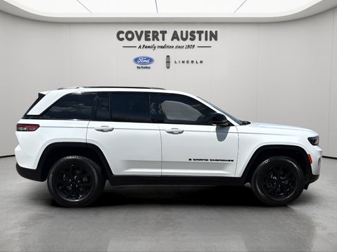 Used 2024 Jeep Grand Cherokee Altitude RWD image 7