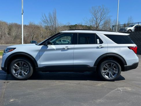 Used 2024 Ford Explorer XLT w/ Equipment Group 202A AWD/4WD image 40