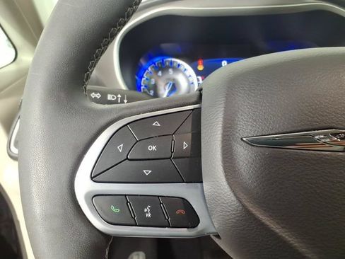 Used 2023 Chrysler Pacifica Touring-L FWD image 15