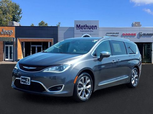 Used 2017 Chrysler Pacifica Limited w/ UConnect Theater Package FWD image 10