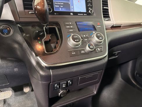 Used 2019 Toyota Sienna Limited FWD image 17