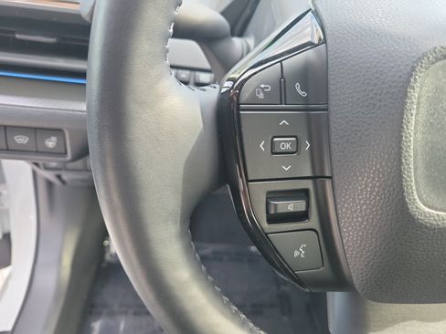 Certified 2025 Toyota Prius FWD image 25