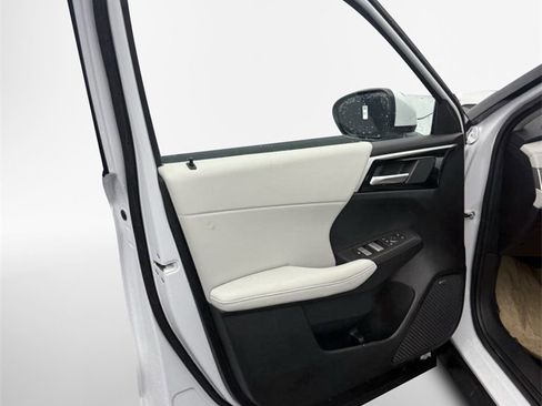 New 2025 Mitsubishi Outlander SE image 17