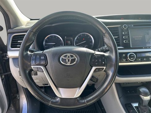 Used 2018 Toyota Highlander XLE image 15
