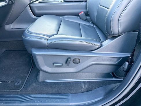 Used 2025 Ford Expedition Platinum image 9