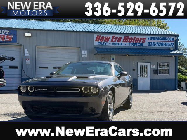 Used 2016 Dodge Challenger SXT RWD image 1