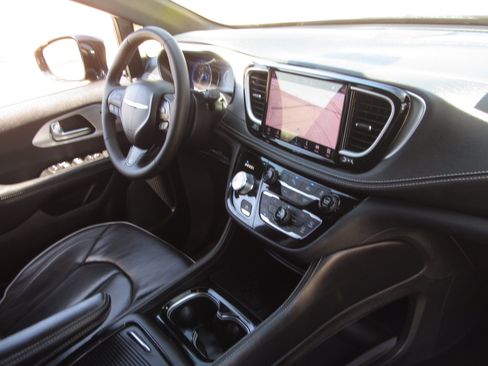 Used 2025 Chrysler Pacifica Limited FWD image 10