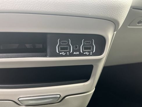 Used 2024 Chrysler Pacifica Touring-L image 24