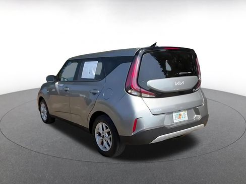 Used 2025 Kia Soul LX w/ LX Technology Package FWD image 11