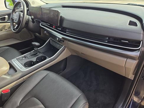 Used 2025 Kia Carnival FWD image 33