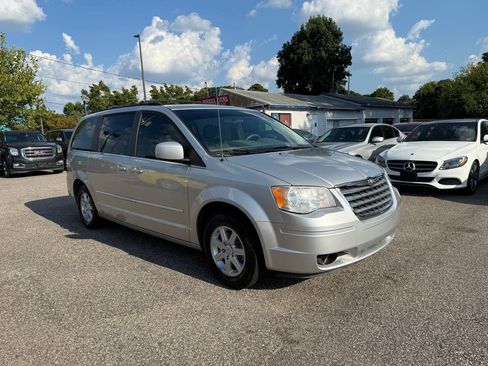 Used 2010 Chrysler Town & Country Touring image 5