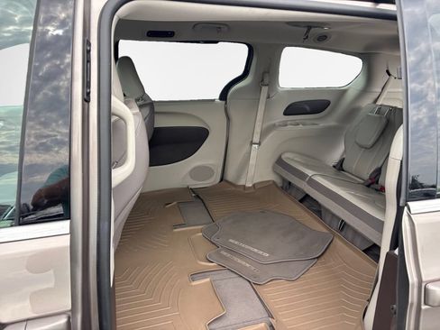Used 2017 Chrysler Pacifica Touring-L FWD image 22