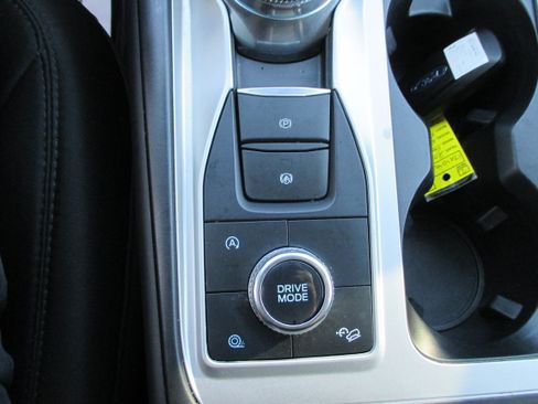 Used 2024 Ford Explorer XLT AWD/4WD image 19