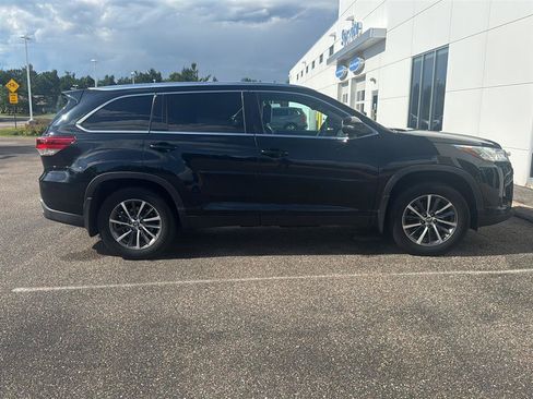 Used 2019 Toyota Highlander XLE AWD/4WD image 8