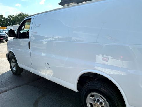 Used 2019 Chevrolet Express 3500 w/ Driver Convenience Package image 28