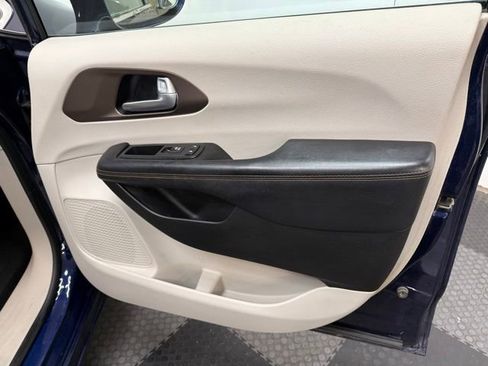 Used 2017 Chrysler Pacifica Touring-L w/ Tire & Wheel Group image 31