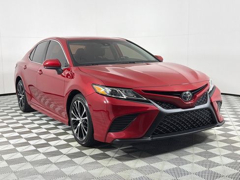 Used 2020 Toyota Camry SE image 3