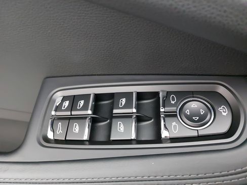 Used 2025 Porsche Macan image 30