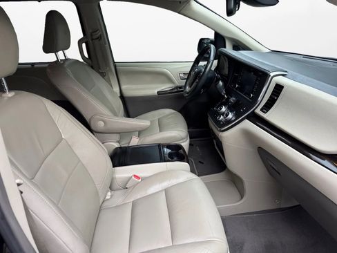 Used 2019 Toyota Sienna XLE image 14