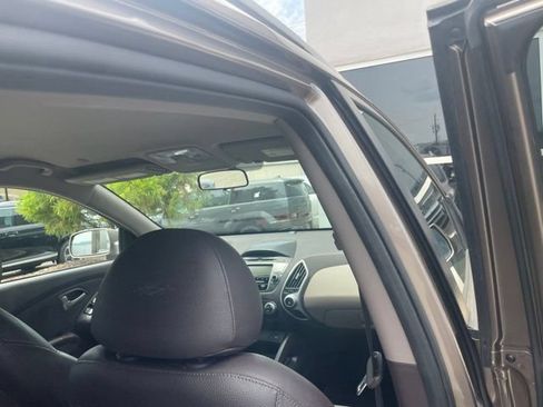 Used 2010 Hyundai Tucson Limited AWD/4WD image 17
