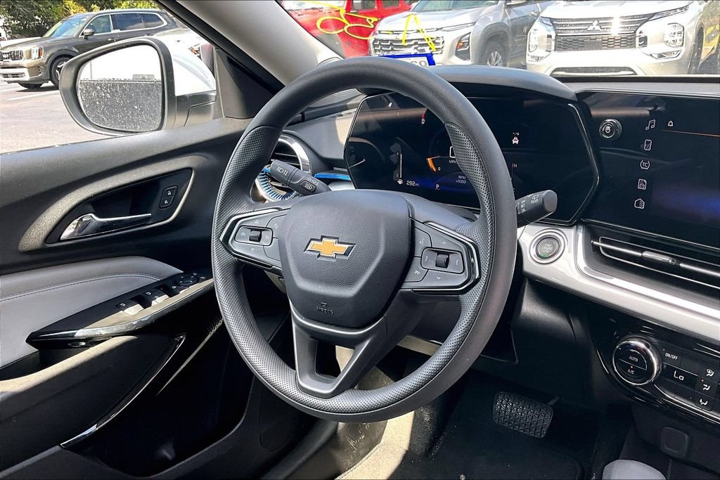 Used 2025 Chevrolet Trax LT FWD image 16