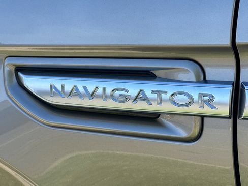 Used 2018 Lincoln Navigator Reserve w/ Technology Package AWD/4WD image 25