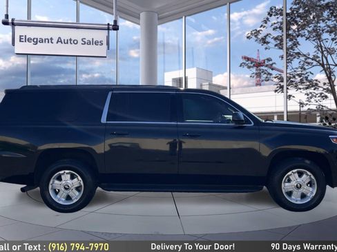 Used 2017 Chevrolet Suburban LT w/ Luxury Package RWD image 4