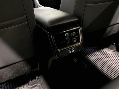 Used 2025 Toyota Crown Signia w/ Advanced Technology Package image 34