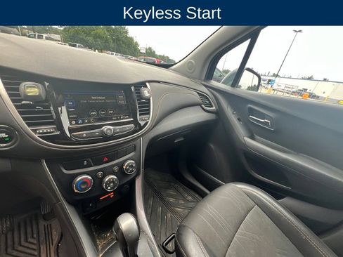 Used 2019 Chevrolet Trax LT w/ LT Convenience Package AWD/4WD image 18