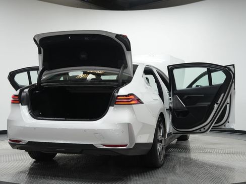 Used 2026 BMW 530i xDrive w/ Premium Package image 12