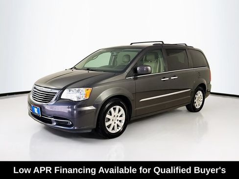 Used 2016 Chrysler Town & Country Touring w/ Driver Convenience Group FWD image 3