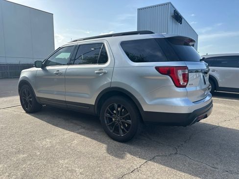 Used 2017 Ford Explorer XLT w/ Equipment Group 202A FWD image 4